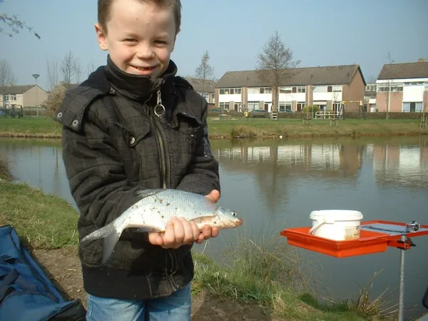 Stijn Akkermans met een mooie bliek, gevangen met opa Arie in de speeltuinvijver Hank